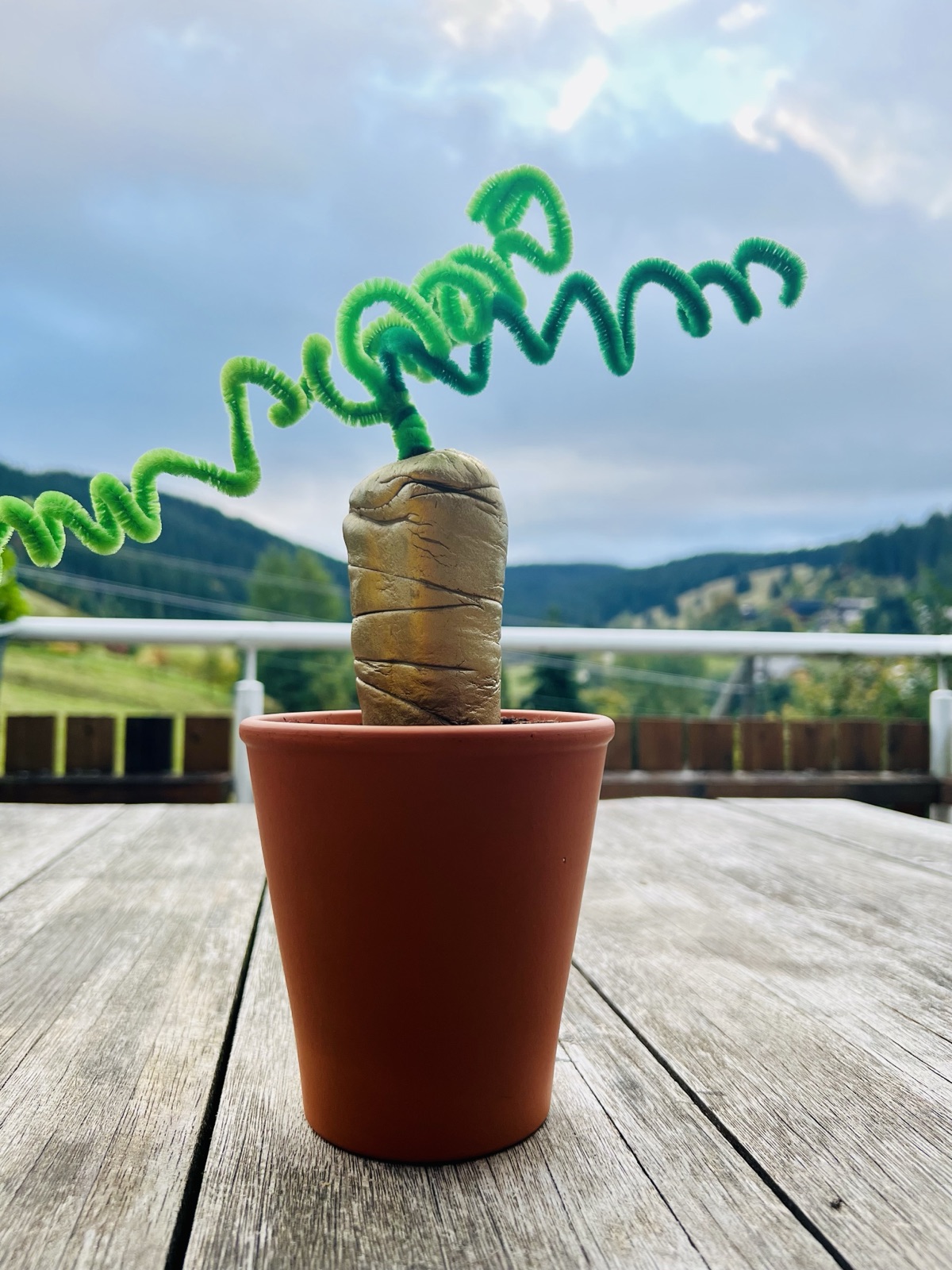 Goldene Kartotte in Blumentopf auf Tisch